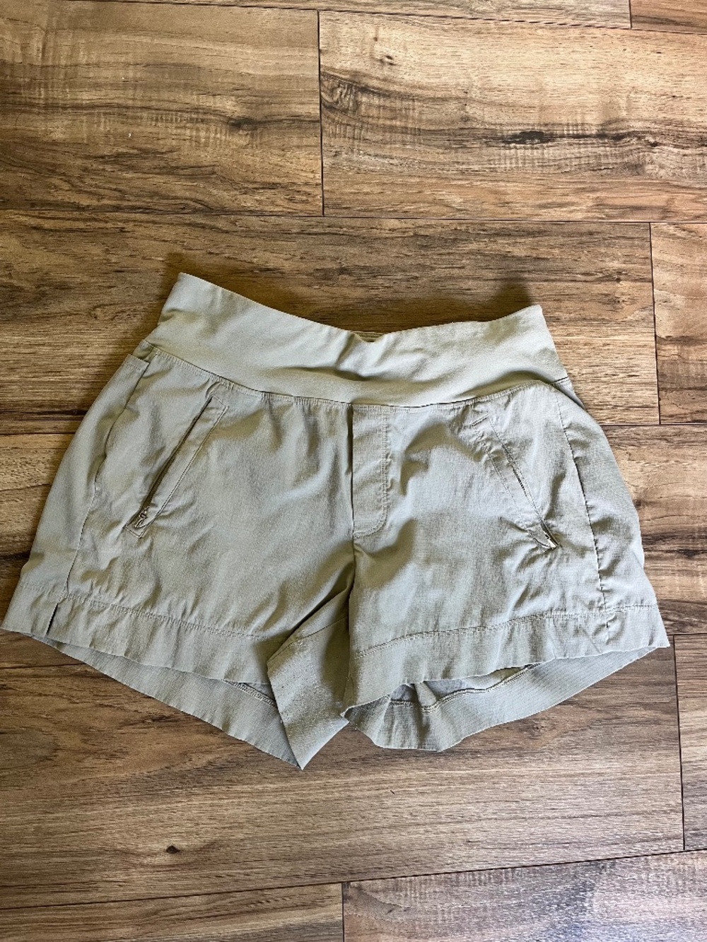 Athleta Trekkie Shorts in Tan Color Size 4